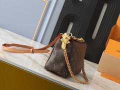 (Pre-Order) Louis Vuitton Bloom Pouch (Replica)